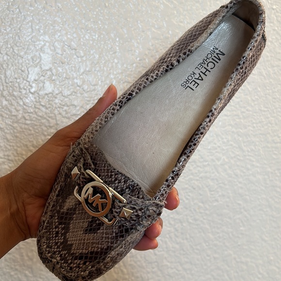 Michael Kors Finley snakeskin Leather Loafers W Silver accentsSize 7M 🔥SALE🔥 - Picture 3 of 8